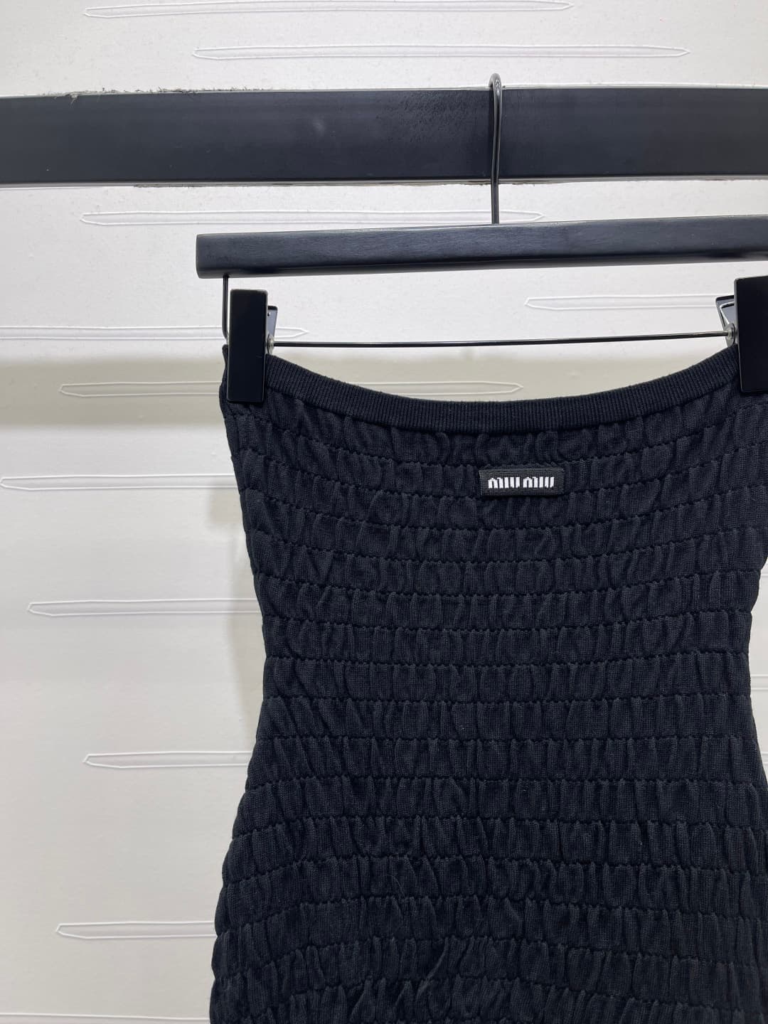 C18444 📣 New high-end collection MiuMi*2026 – the latest spring series! A pleated halter dress! Customized imported materials, with a shiny texture and elegant appearance. The halter cut design features a logo emblem on the chest, adding a refined touch.  — image 3