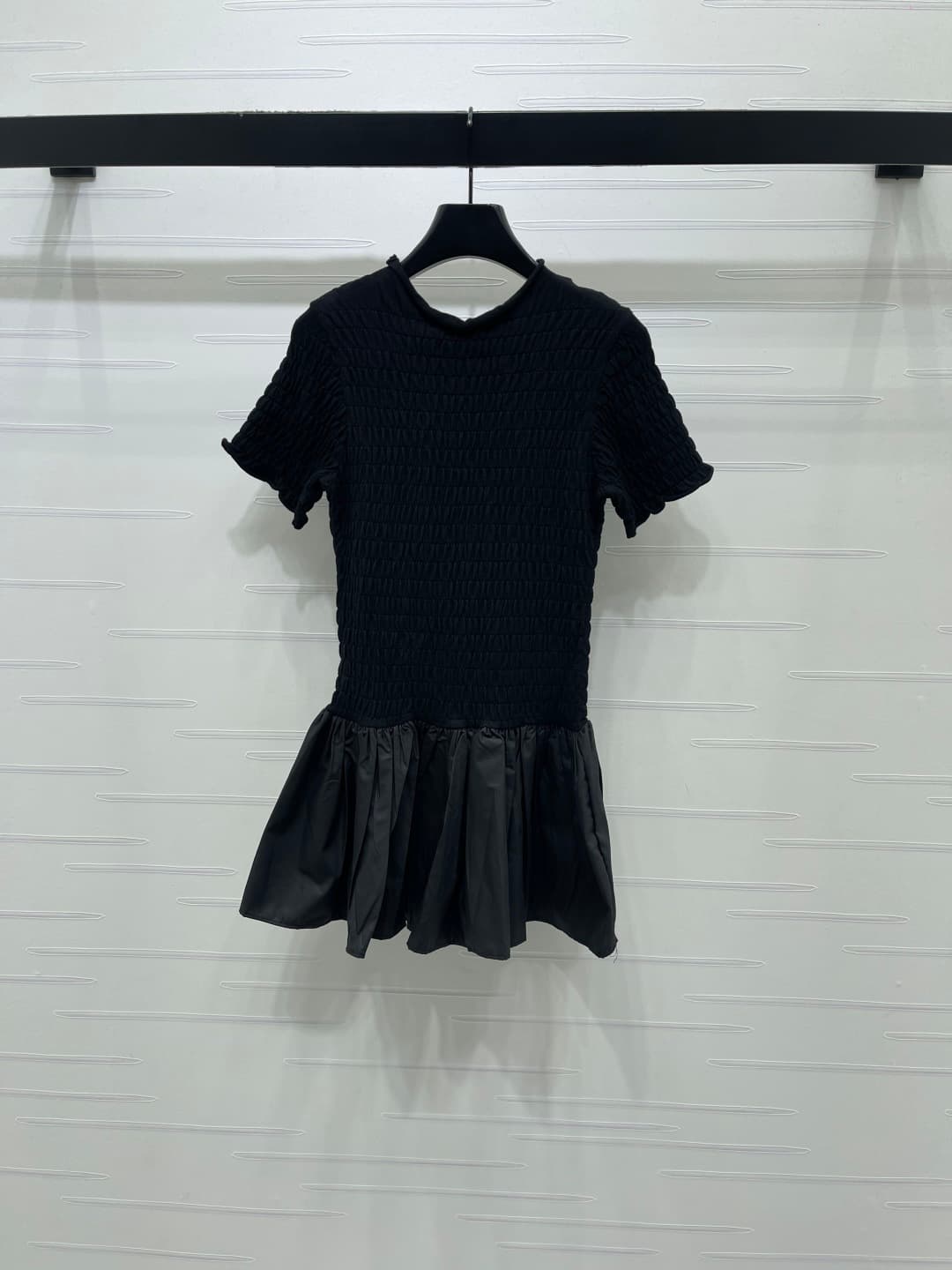 C18443 📣 New high-end collection MiuMi*2026 – the latest spring series! Round-necked short-sleeve dresses! Customized imported materials, with a glossy finish and premium quality. The round-necked short-sleeve design features letter logo decorations, addi — image 8