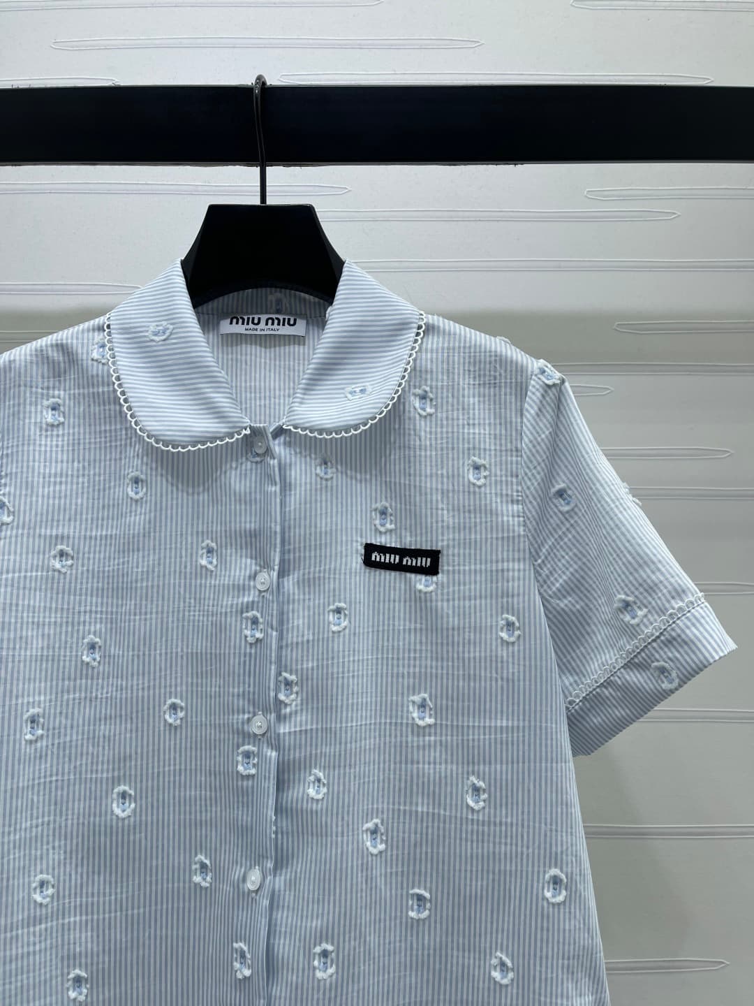 C18620 📣 New high-end collection MiuMi*2026 – the latest spring/summer series!doll collar striped short-sleeve shirt ➕ skirt set! Customized twill cotton material, comfortable and soft; full of stripes with contrasting colors, with a raised fur pattern de — image 3