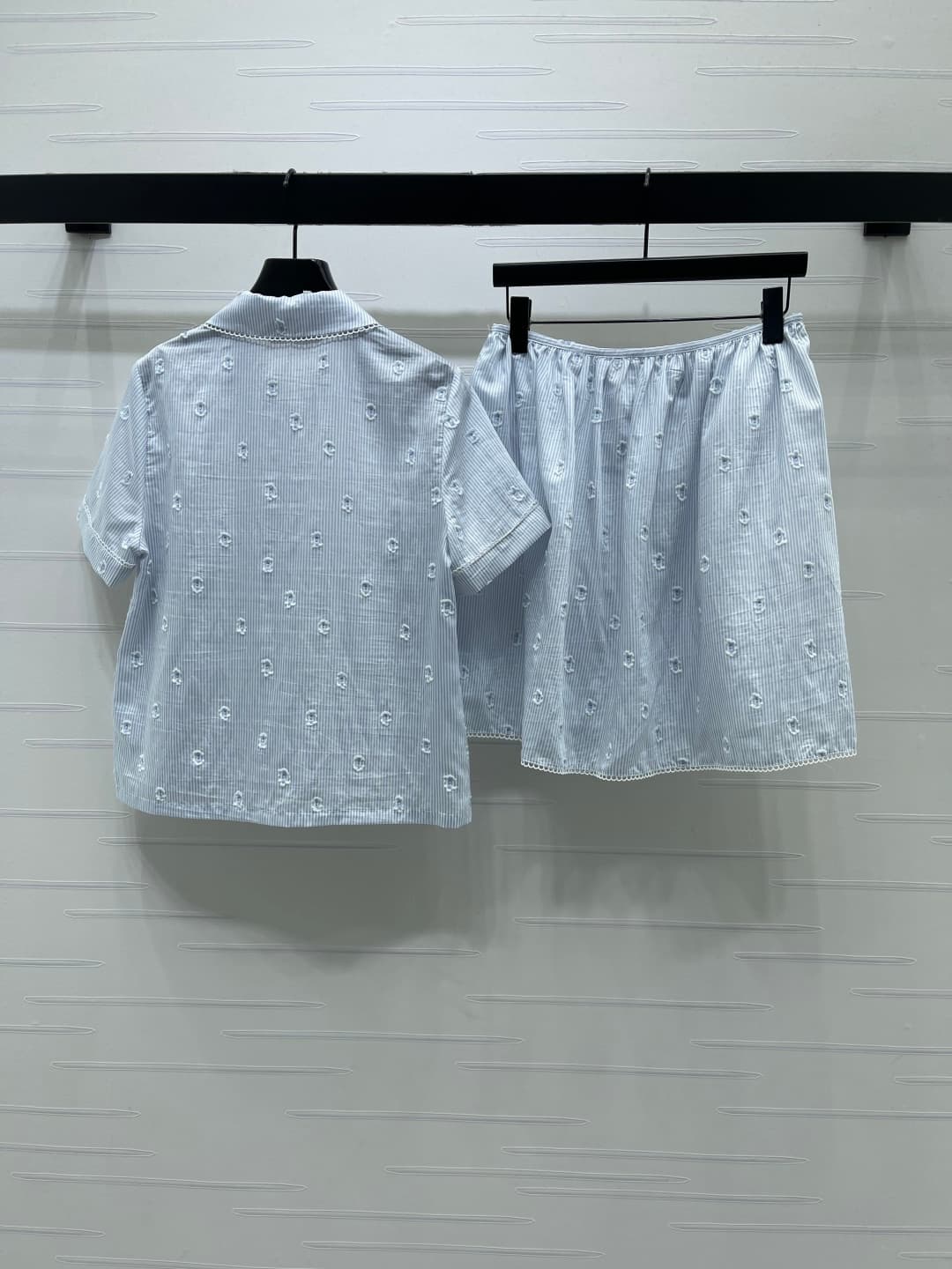 C18620 📣 New high-end collection MiuMi*2026 – the latest spring/summer series!doll collar striped short-sleeve shirt ➕ skirt set! Customized twill cotton material, comfortable and soft; full of stripes with contrasting colors, with a raised fur pattern de — image 8