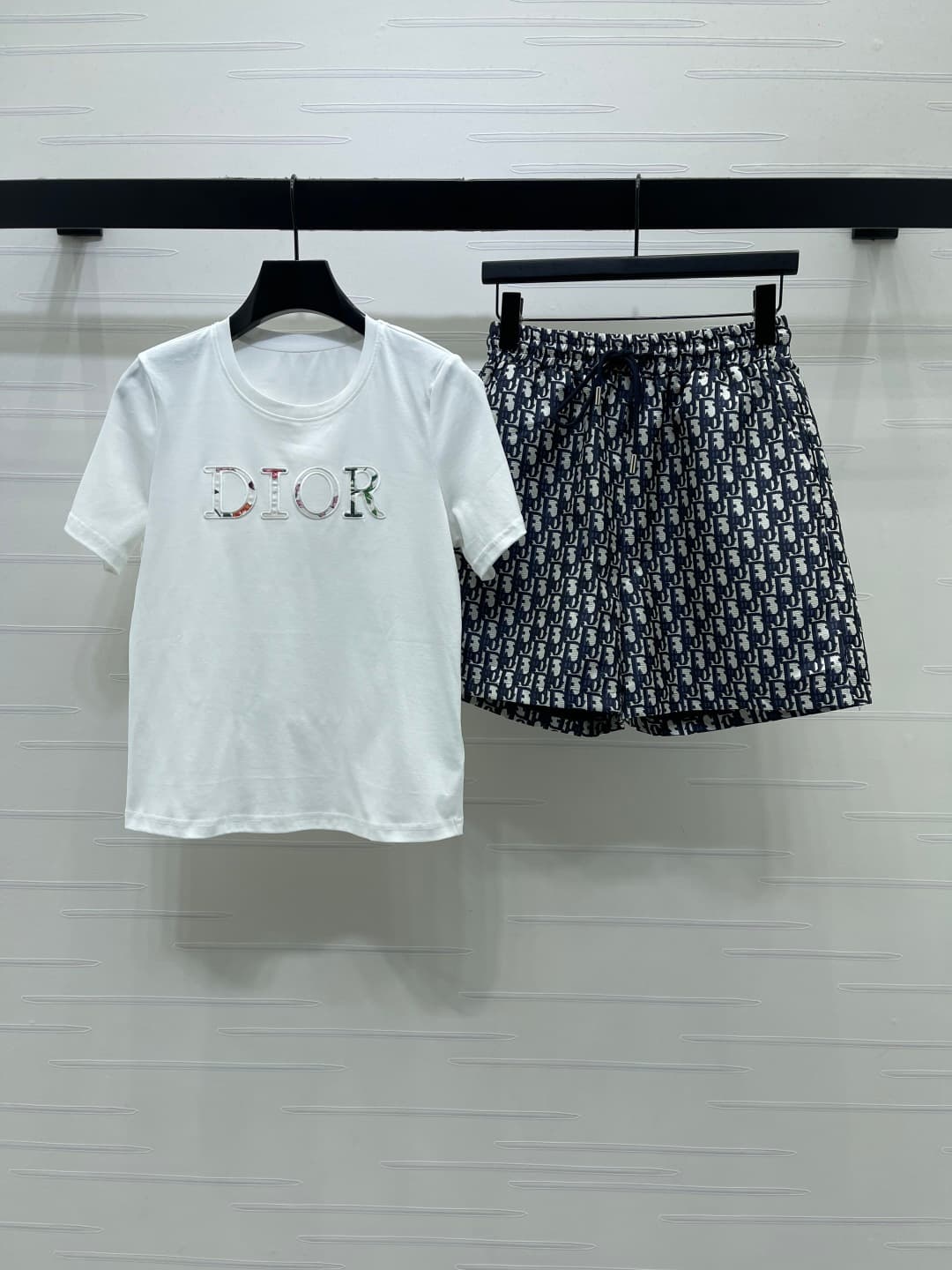 C18622 📣 New high-end collection! Dio* 2026 spring/summer collection! Embroidered top and patterned shorts set! Customized twill cotton➕ patterned material; standard short-sleeve tops with elastic, comfortable and breathable; highlights brand style. Soft  — image 2