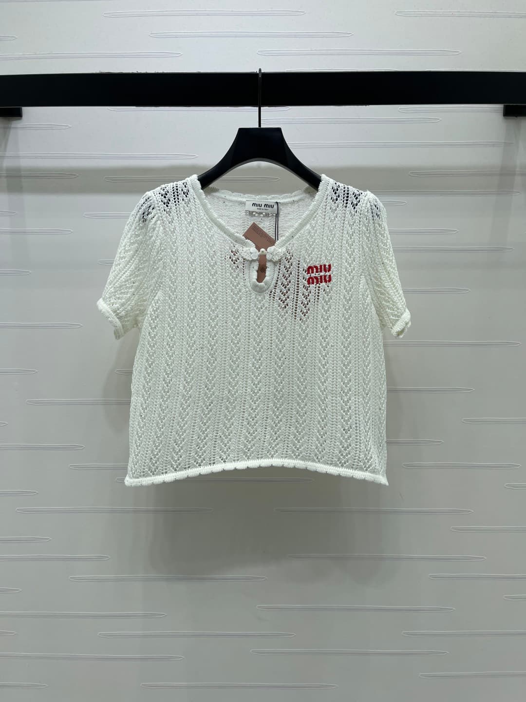 C18486 📣 New high-end collection MiuMi*2026 – the latest spring series! Round-neck knitted short sleeves! Made from custom cotton wool yarn for a delicate texture and comfortable feel. Round-neck short-sleeve design with button decorations and pearl embel — image 2