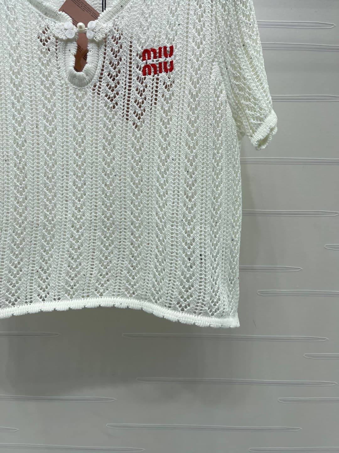 C18486 📣 New high-end collection MiuMi*2026 – the latest spring series! Round-neck knitted short sleeves! Made from custom cotton wool yarn for a delicate texture and comfortable feel. Round-neck short-sleeve design with button decorations and pearl embel — image 6