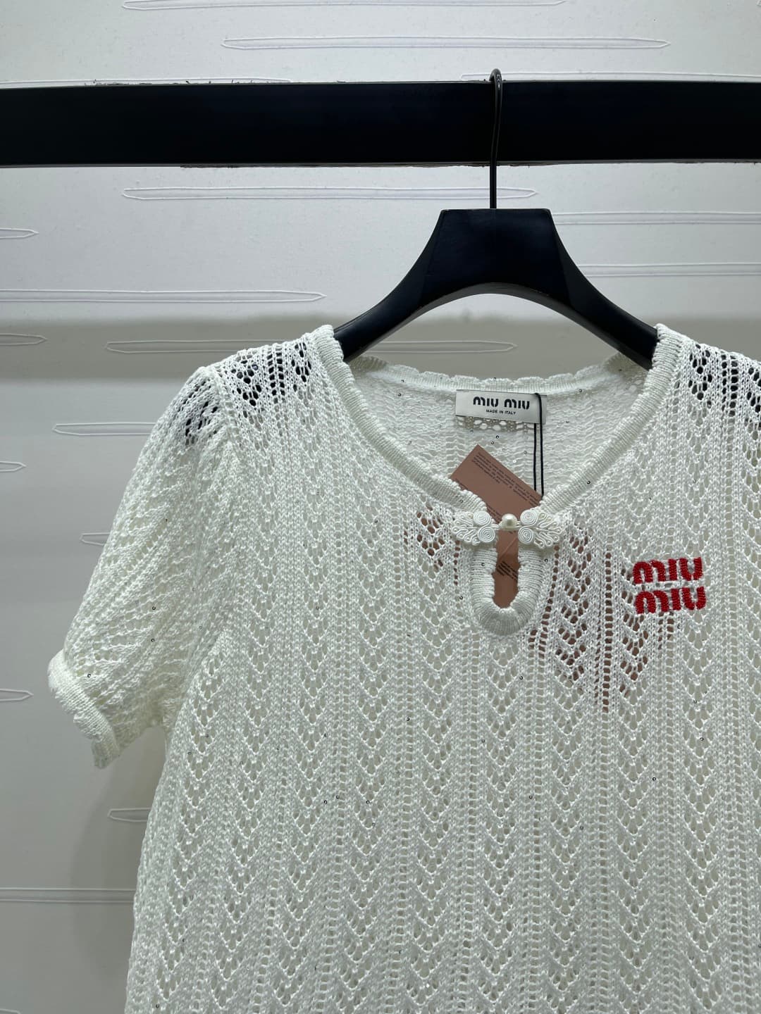 C18486 📣 New high-end collection MiuMi*2026 – the latest spring series! Round-neck knitted short sleeves! Made from custom cotton wool yarn for a delicate texture and comfortable feel. Round-neck short-sleeve design with button decorations and pearl embel — image 4