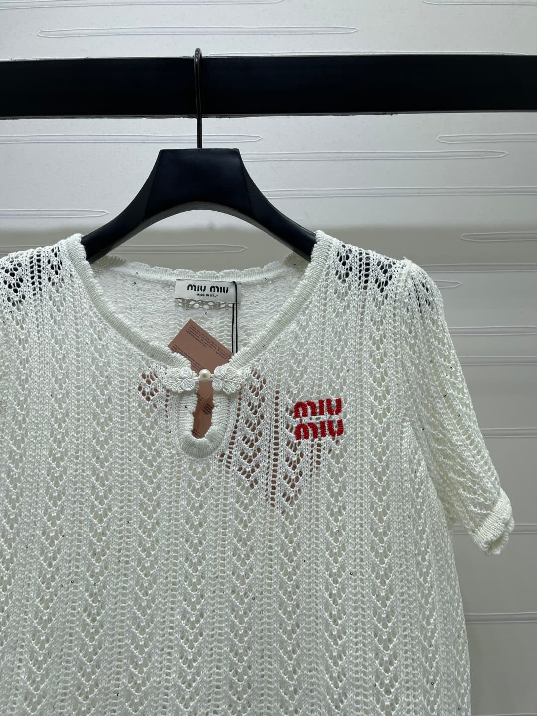 C18486 📣 New high-end collection MiuMi*2026 – the latest spring series! Round-neck knitted short sleeves! Made from custom cotton wool yarn for a delicate texture and comfortable feel. Round-neck short-sleeve design with button decorations and pearl embel — image 3