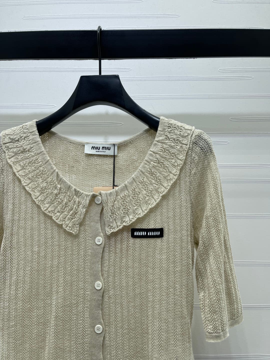 C18613 📣 New high-end collection MiuMi*2026 for the spring/summer season! V-neck knitted short-sleeve top! Made with imported yarn for premium quality and comfort; soft and smooth fabric. V-neck knitted cut, fully open front, vertical ribbing with subtle  — image 2