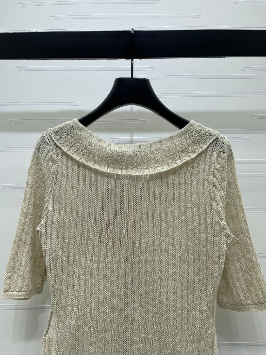 C18613 📣 New high-end collection MiuMi*2026 for the spring/summer season! V-neck knitted short-sleeve top! Made with imported yarn for premium quality and comfort; soft and smooth fabric. V-neck knitted cut, fully open front, vertical ribbing with subtle  — image 7