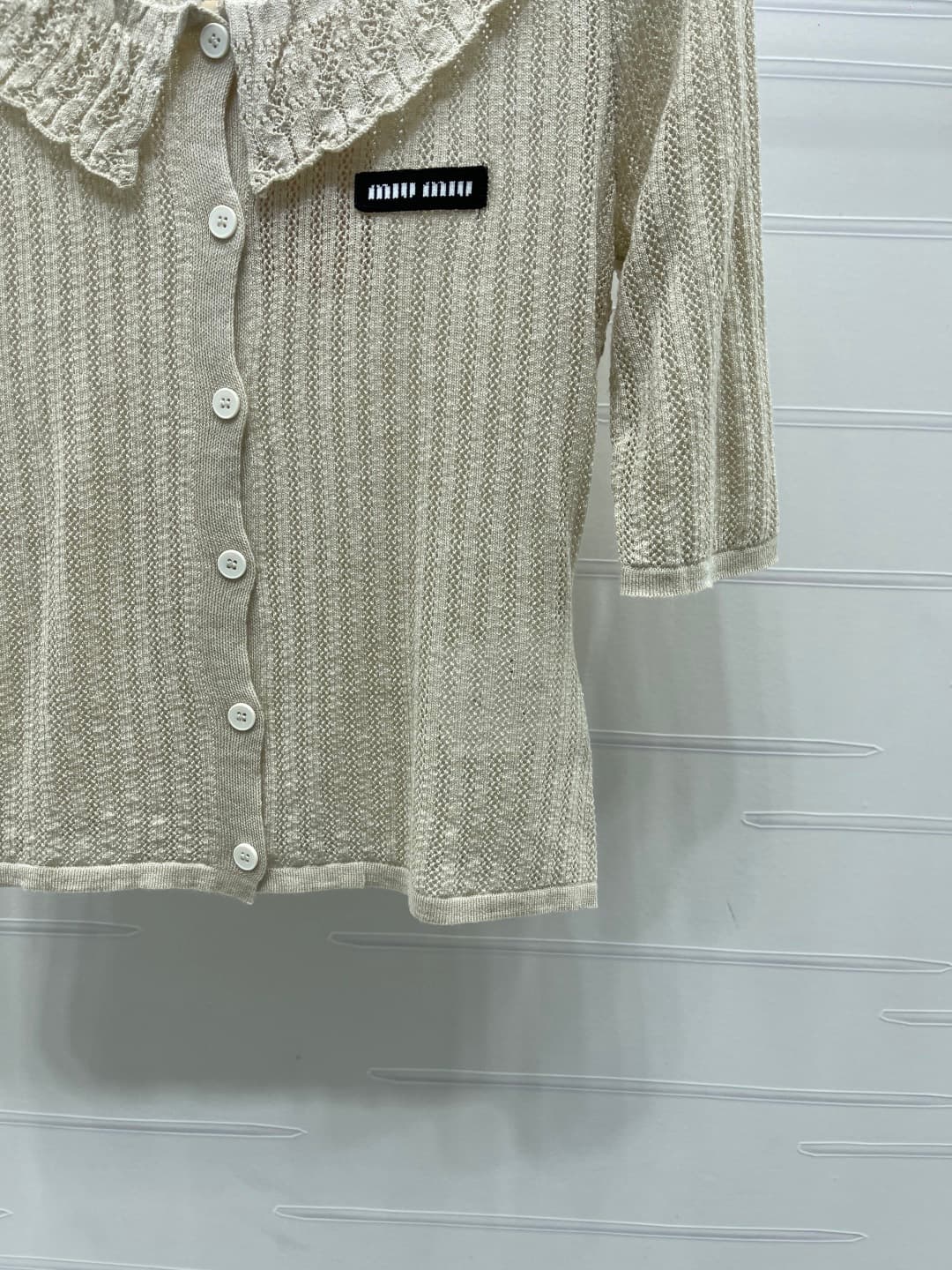 C18613 📣 New high-end collection MiuMi*2026 for the spring/summer season! V-neck knitted short-sleeve top! Made with imported yarn for premium quality and comfort; soft and smooth fabric. V-neck knitted cut, fully open front, vertical ribbing with subtle  — image 6