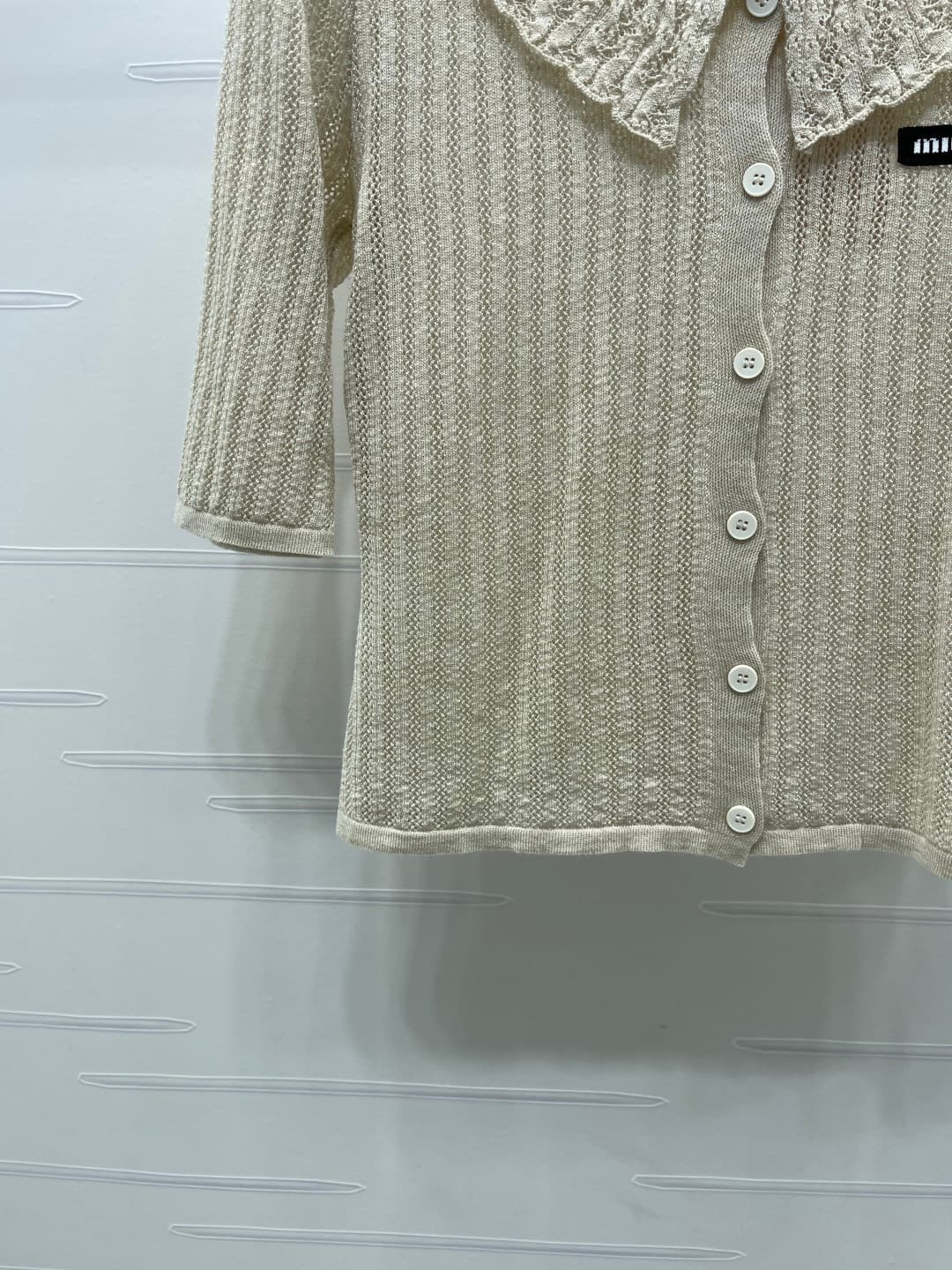 C18613 📣 New high-end collection MiuMi*2026 for the spring/summer season! V-neck knitted short-sleeve top! Made with imported yarn for premium quality and comfort; soft and smooth fabric. V-neck knitted cut, fully open front, vertical ribbing with subtle  — image 5