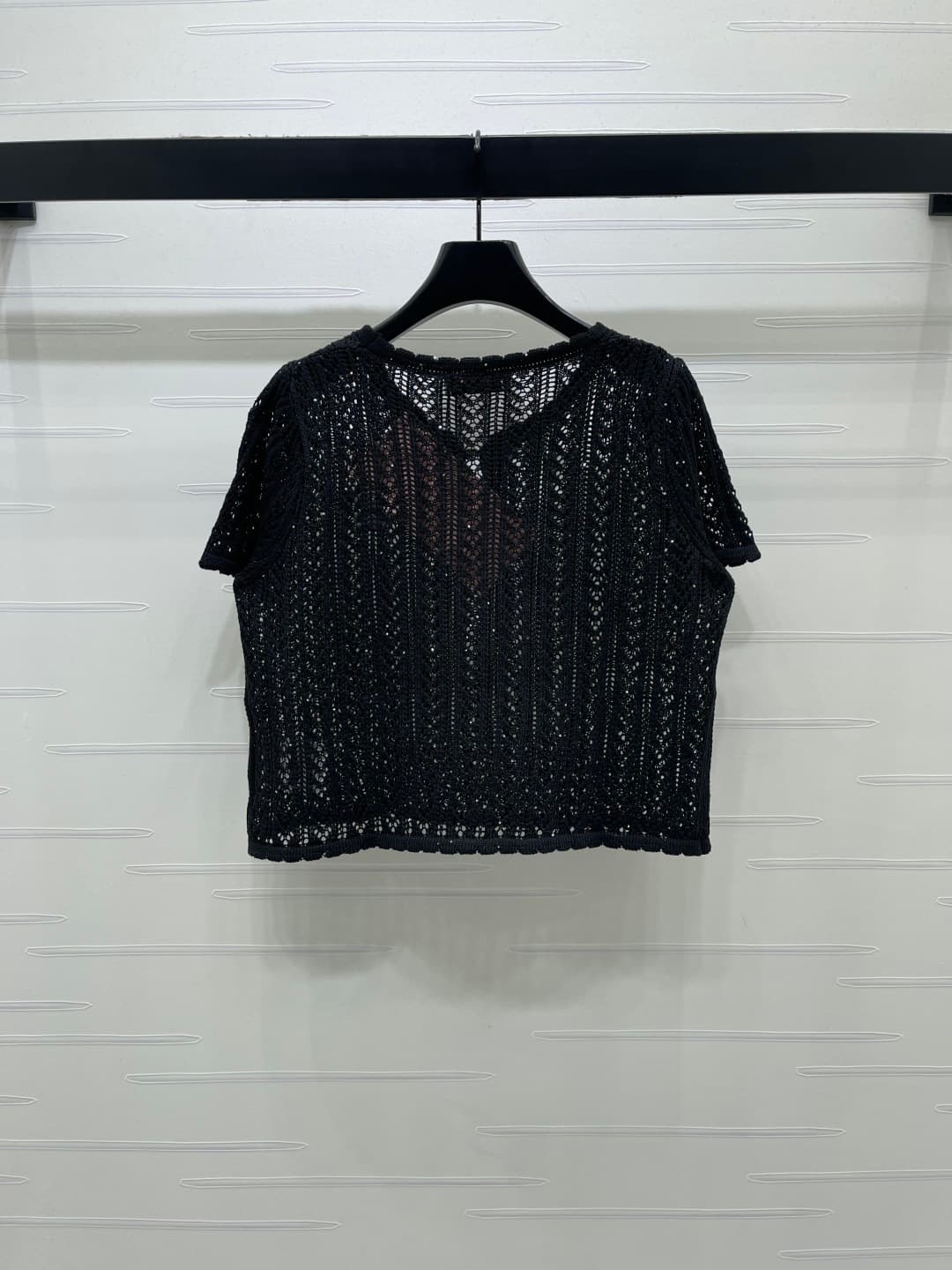 C18485 📣 New high-end collection MiuMi*2026 – the latest spring series! Round-neck knitted short sleeves! Crafted with custom cotton wool yarn for a delicate texture and comfort. Round-neck short-sleeve design with button decorations and pearl embellishme — image 8