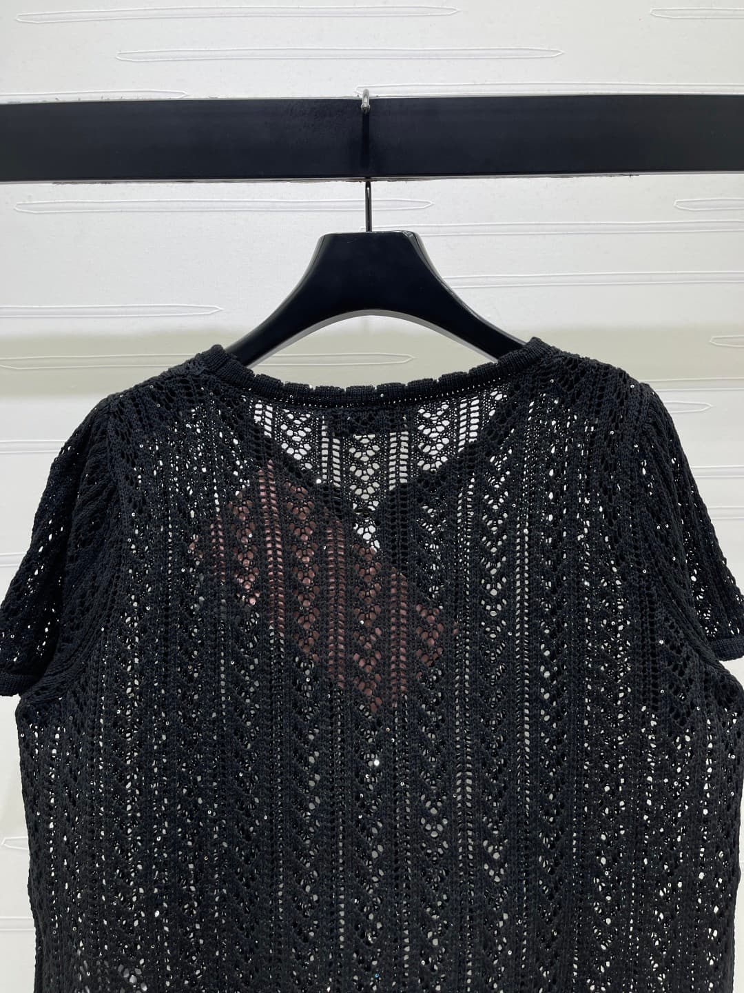C18485 📣 New high-end collection MiuMi*2026 – the latest spring series! Round-neck knitted short sleeves! Crafted with custom cotton wool yarn for a delicate texture and comfort. Round-neck short-sleeve design with button decorations and pearl embellishme — image 7
