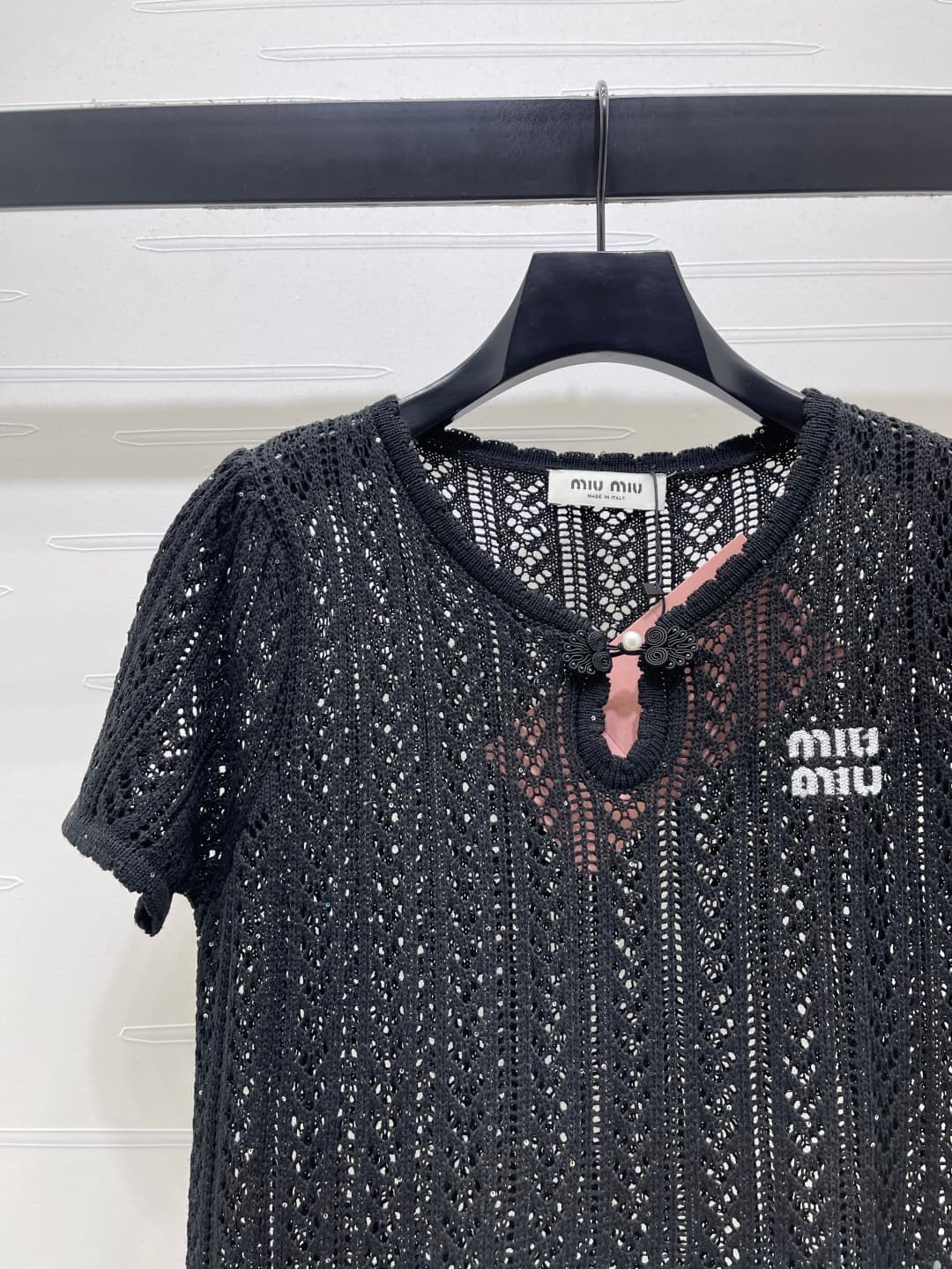 C18485 📣 New high-end collection MiuMi*2026 – the latest spring series! Round-neck knitted short sleeves! Crafted with custom cotton wool yarn for a delicate texture and comfort. Round-neck short-sleeve design with button decorations and pearl embellishme — image 3