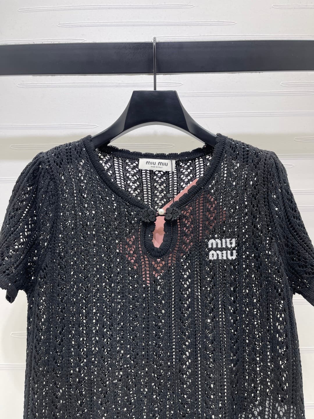 C18485 📣 New high-end collection MiuMi*2026 – the latest spring series! Round-neck knitted short sleeves! Crafted with custom cotton wool yarn for a delicate texture and comfort. Round-neck short-sleeve design with button decorations and pearl embellishme — image 4