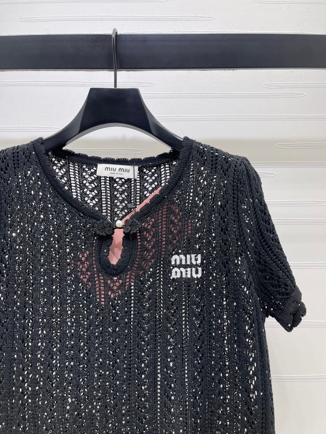 C18485 📣 New high-end collection MiuMi*2026 – the latest spring series! Round-neck knitted short sleeves! Crafted with custom cotton wool yarn for a delicate texture and comfort. Round-neck short-sleeve design with button decorations and pearl embellishme — image 2