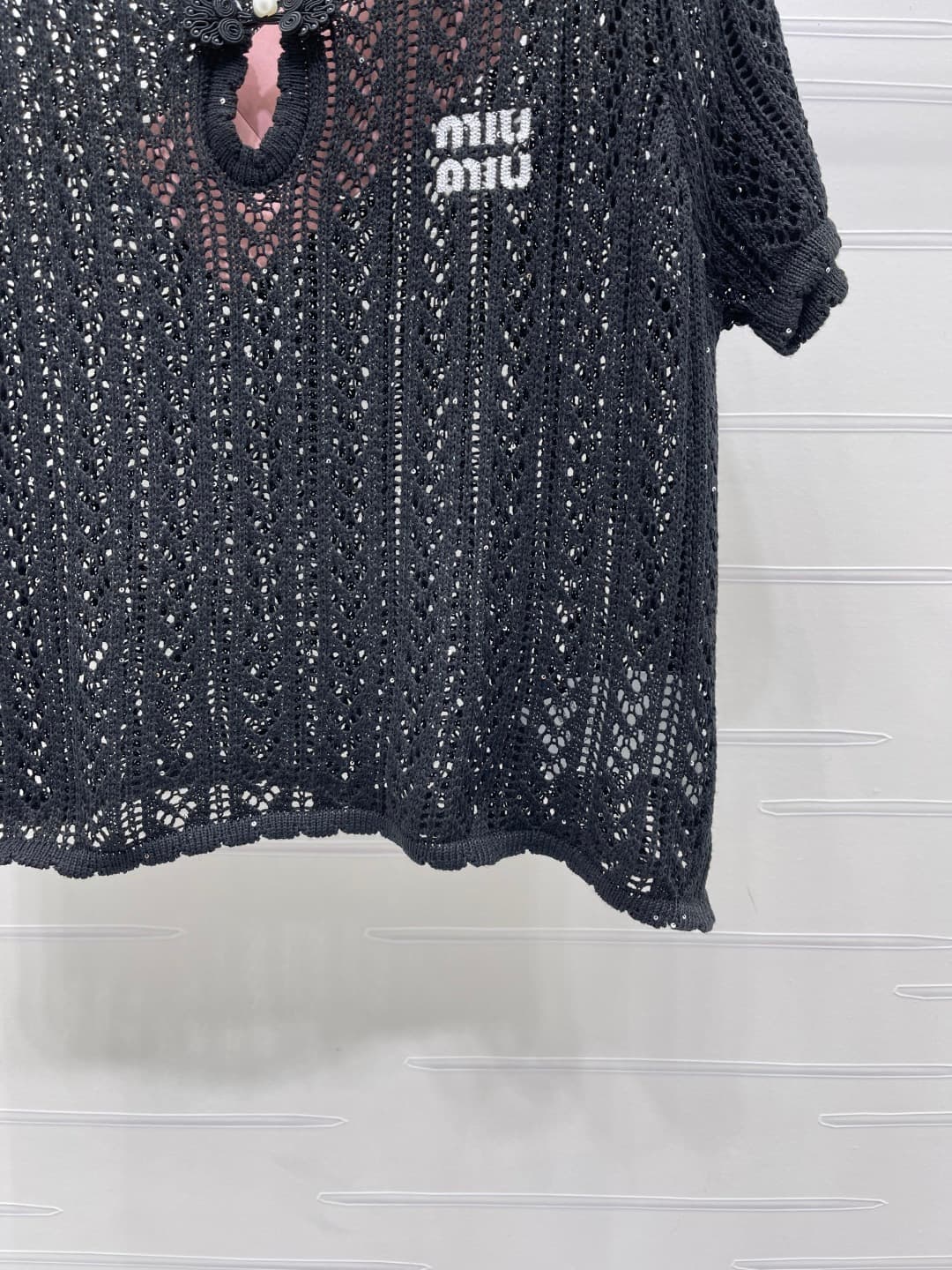 C18485 📣 New high-end collection MiuMi*2026 – the latest spring series! Round-neck knitted short sleeves! Crafted with custom cotton wool yarn for a delicate texture and comfort. Round-neck short-sleeve design with button decorations and pearl embellishme — image 6
