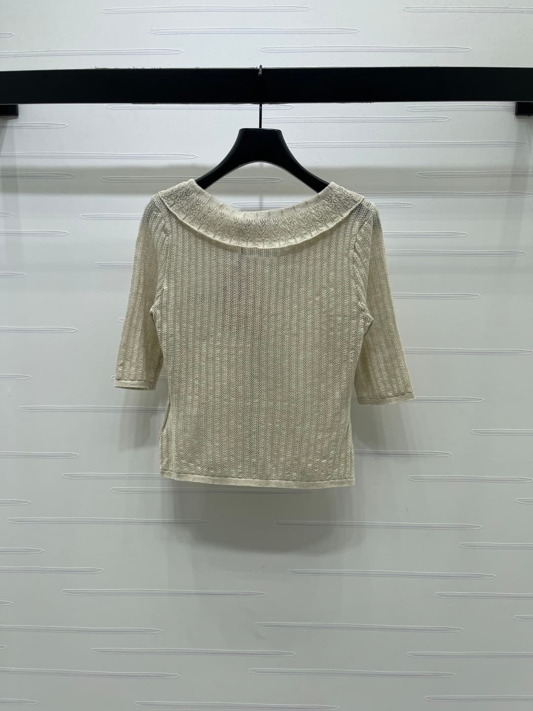 C18613 📣 New high-end collection MiuMi*2026 for the spring/summer season! V-neck knitted short-sleeve top! Made with imported yarn for premium quality and comfort; soft and smooth fabric. V-neck knitted cut, fully open front, vertical ribbing with subtle  — image 8