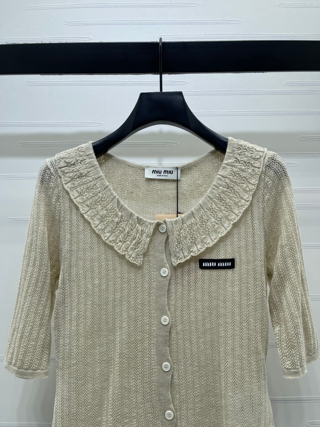 C18613 📣 New high-end collection MiuMi*2026 for the spring/summer season! V-neck knitted short-sleeve top! Made with imported yarn for premium quality and comfort; soft and smooth fabric. V-neck knitted cut, fully open front, vertical ribbing with subtle  — image 4