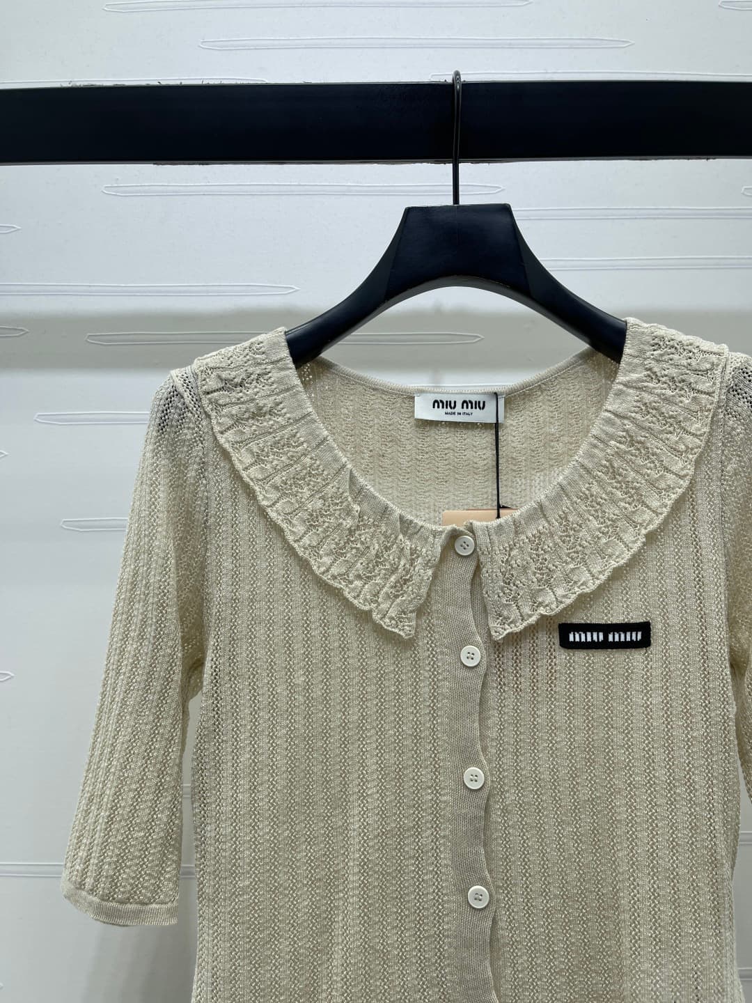 C18613 📣 New high-end collection MiuMi*2026 for the spring/summer season! V-neck knitted short-sleeve top! Made with imported yarn for premium quality and comfort; soft and smooth fabric. V-neck knitted cut, fully open front, vertical ribbing with subtle  — image 3