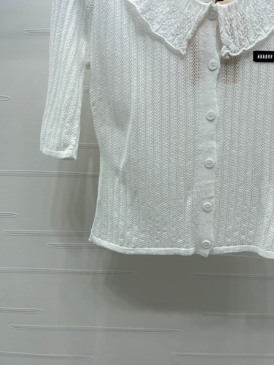 C18614 📣 New high-end collection/series – the latest spring collection by MiuMi*2026! Pullover short-sleeve top with front opening! Made from imported yarn, offering premium quality and comfort. The front opening design features buttons on all sides, with — image 5