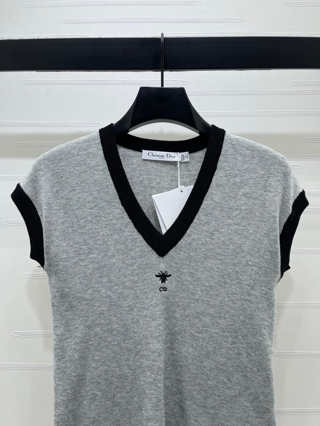C18617 📣 New high-end collection! The latest spring/summer series from Dio*2026! Colorful V-neck knitted short sleeves! Customized imported silk-wool material – lightweight, breathable, soft and comfortable. Full vertical knitting pattern with elastic fab — image 4