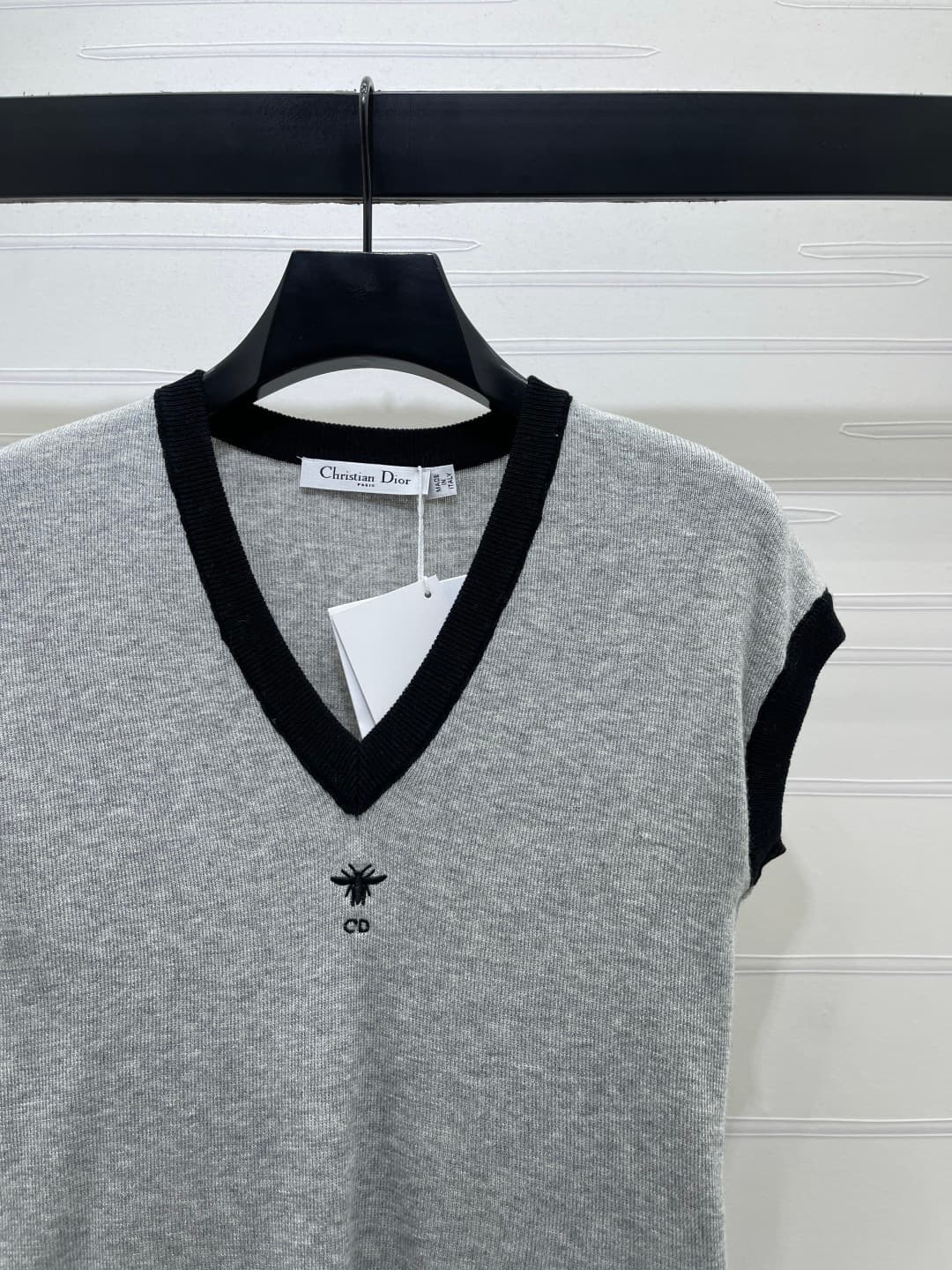 C18617 📣 New high-end collection! The latest spring/summer series from Dio*2026! Colorful V-neck knitted short sleeves! Customized imported silk-wool material – lightweight, breathable, soft and comfortable. Full vertical knitting pattern with elastic fab — image 2