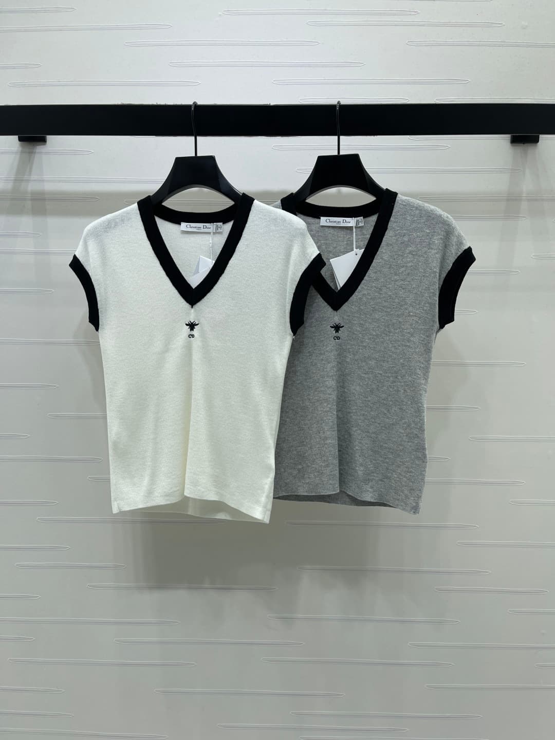 C18618 📣 New high-end collection/series – the latest spring collection by Dio*2026! Colorful V-neck knitted short sleeves! Customized imported silk-fiber material – lightweight, breathable, soft and comfortable. Vertical knitting pattern throughout the bo — image 1