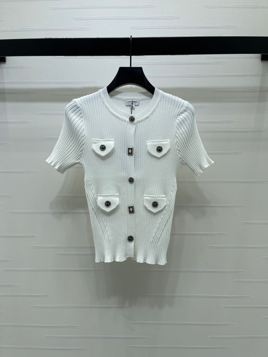 C18510 📣 New high-end collection! CHANE* 2026 – the latest spring/summer series! Silver buttoned round-neck knitted short sleeves jacket! Custom imported knitting material – comfortable and skin-friendly. Round-neck knitted short sleeves design with a sim — image 2