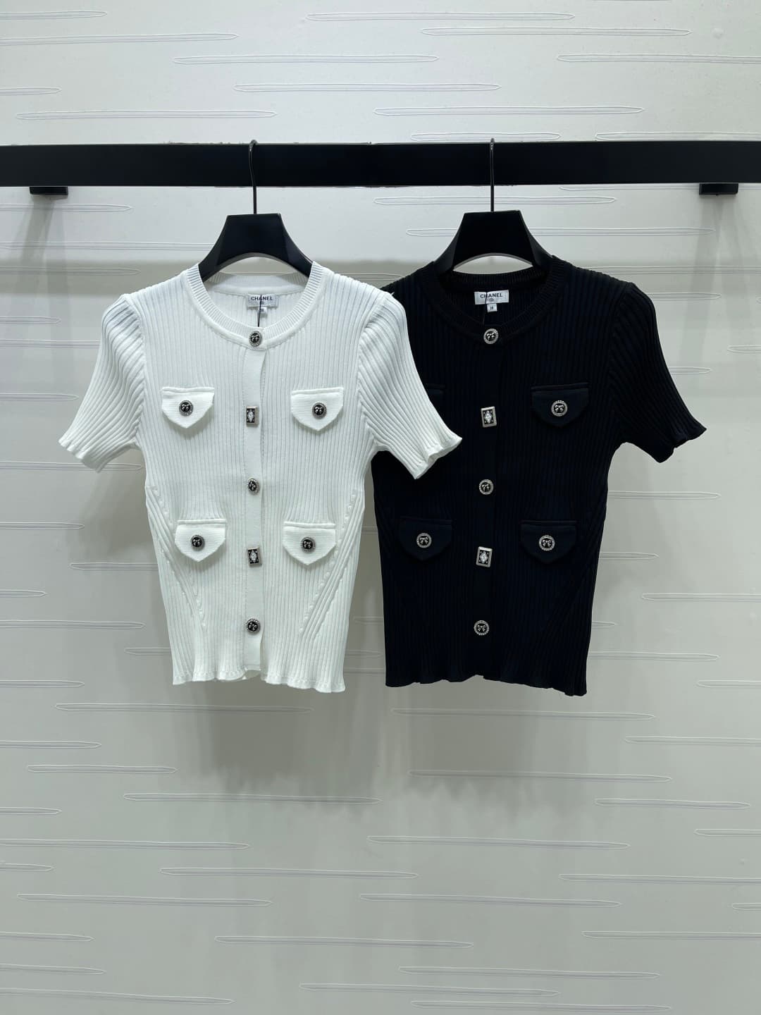 C18510 📣 New high-end collection! CHANE* 2026 – the latest spring/summer series! Silver buttoned round-neck knitted short sleeves jacket! Custom imported knitting material – comfortable and skin-friendly. Round-neck knitted short sleeves design with a sim — image 1