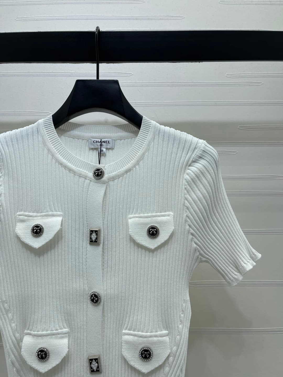 C18510 📣 New high-end collection! CHANE* 2026 – the latest spring/summer series! Silver buttoned round-neck knitted short sleeves jacket! Custom imported knitting material – comfortable and skin-friendly. Round-neck knitted short sleeves design with a sim — image 3