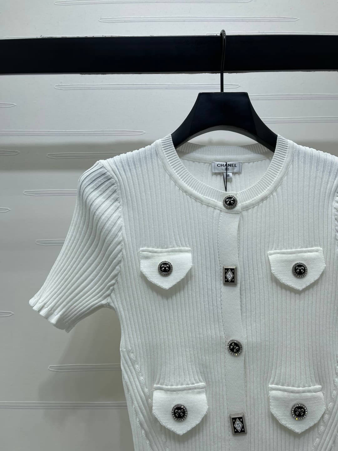 C18510 📣 New high-end collection! CHANE* 2026 – the latest spring/summer series! Silver buttoned round-neck knitted short sleeves jacket! Custom imported knitting material – comfortable and skin-friendly. Round-neck knitted short sleeves design with a sim — image 4