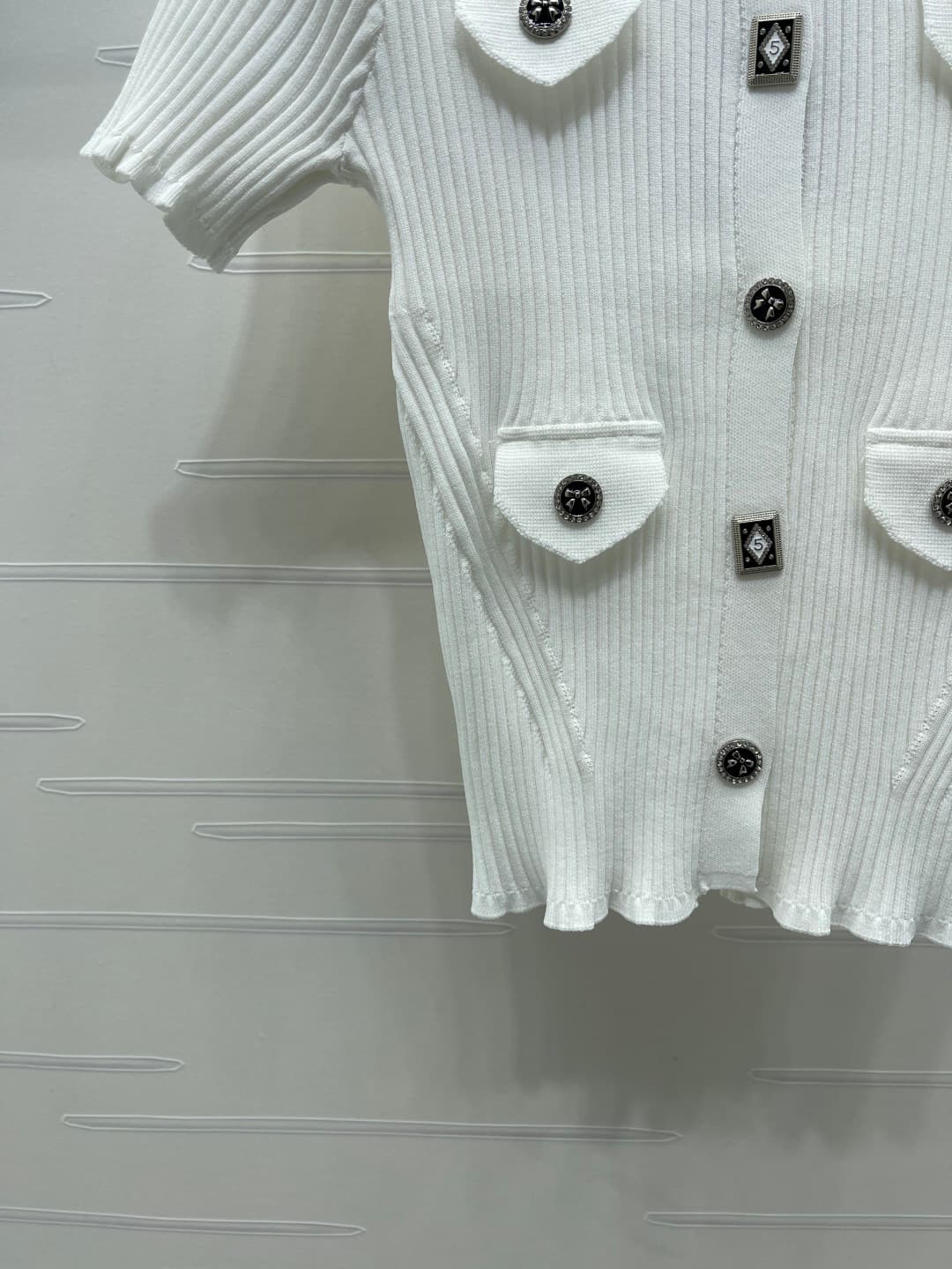 C18510 📣 New high-end collection! CHANE* 2026 – the latest spring/summer series! Silver buttoned round-neck knitted short sleeves jacket! Custom imported knitting material – comfortable and skin-friendly. Round-neck knitted short sleeves design with a sim — image 5