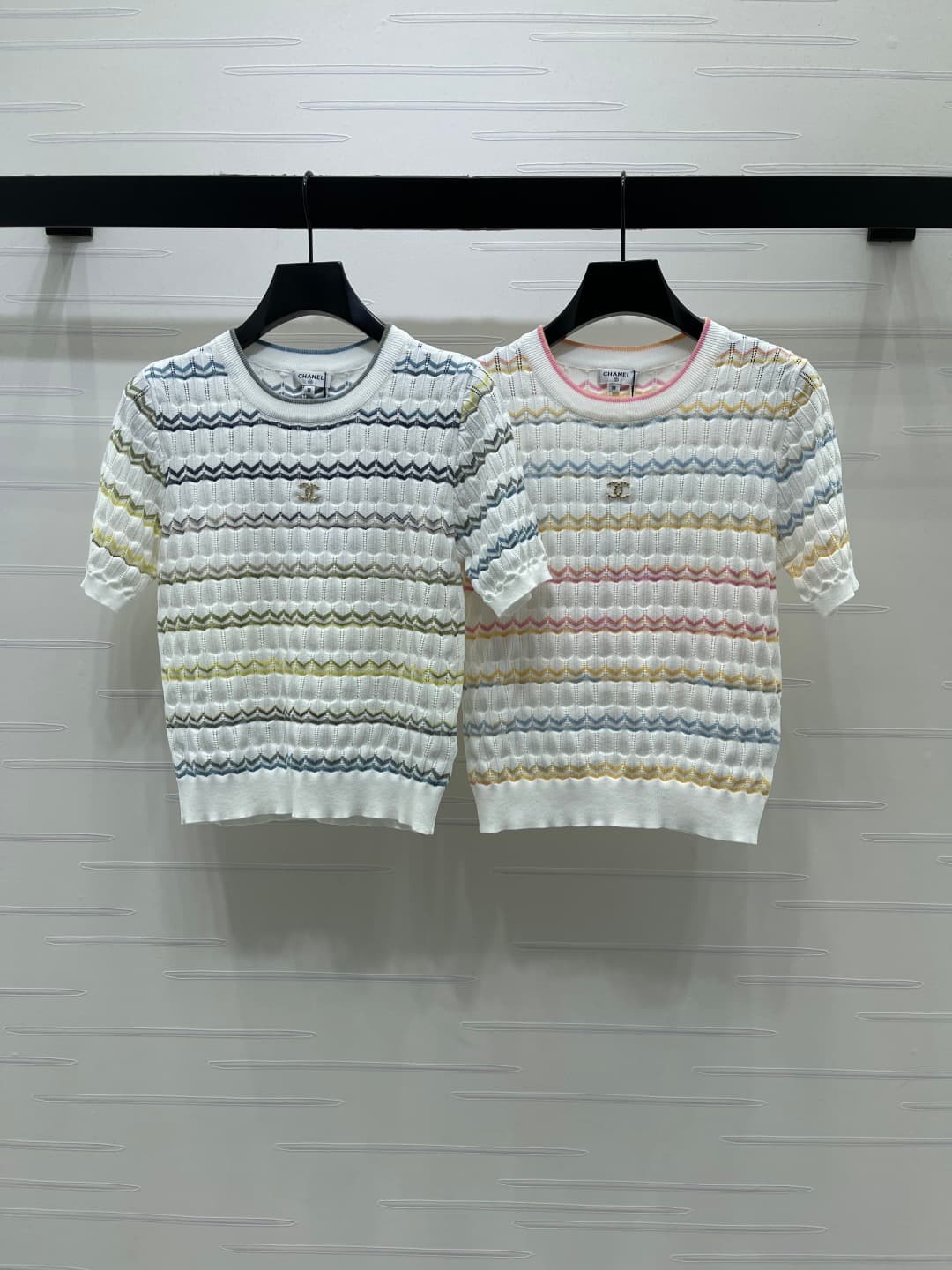 C18625 📣 New high-quality vintage/retro items from the latest CHANE* 2026 spring collection! Stripe round-neck knitted short sleeves! Made with imported yarn for comfort and breathability. Round-neck knitted shorts with open hook stitches, double C logo e — image 1