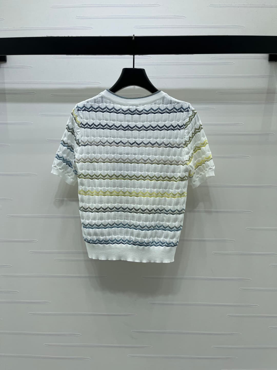 C18625 📣 New high-quality vintage/retro items from the latest CHANE* 2026 spring collection! Stripe round-neck knitted short sleeves! Made with imported yarn for comfort and breathability. Round-neck knitted shorts with open hook stitches, double C logo e — image 8