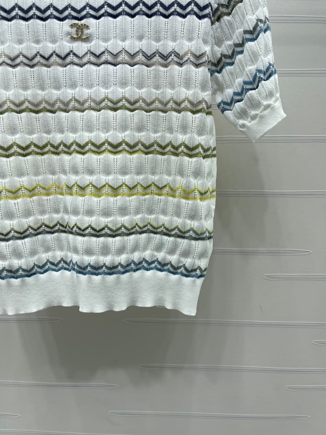 C18625 📣 New high-quality vintage/retro items from the latest CHANE* 2026 spring collection! Stripe round-neck knitted short sleeves! Made with imported yarn for comfort and breathability. Round-neck knitted shorts with open hook stitches, double C logo e — image 6