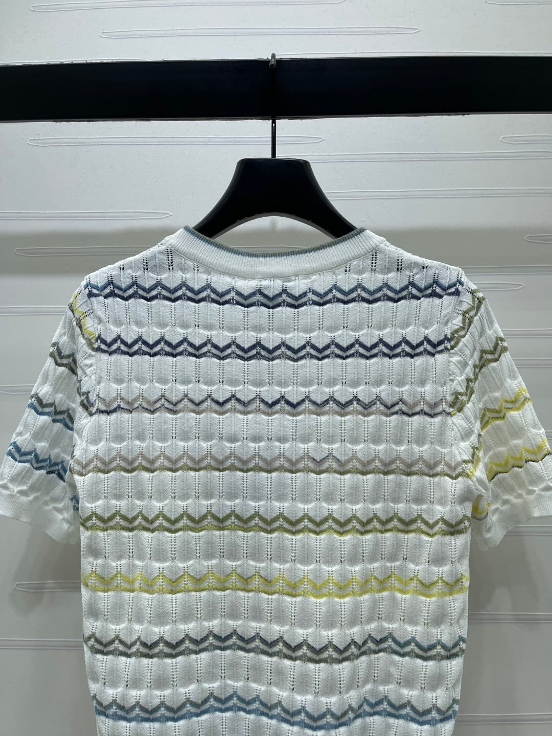 C18625 📣 New high-quality vintage/retro items from the latest CHANE* 2026 spring collection! Stripe round-neck knitted short sleeves! Made with imported yarn for comfort and breathability. Round-neck knitted shorts with open hook stitches, double C logo e — image 7