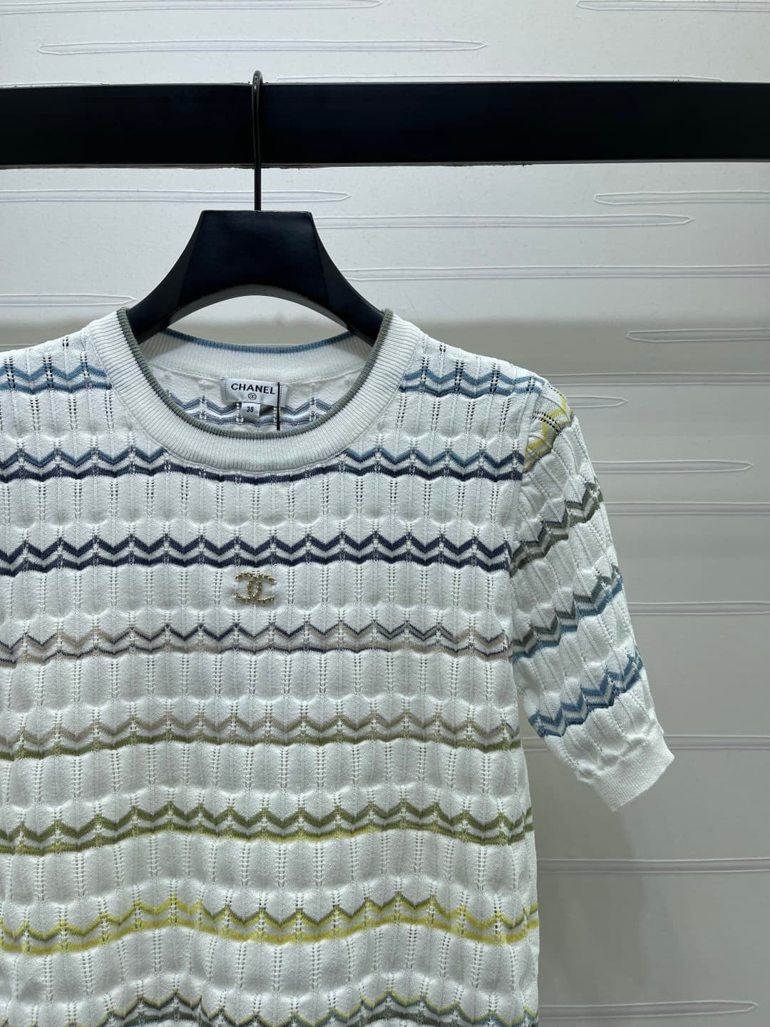 C18625 📣 New high-quality vintage/retro items from the latest CHANE* 2026 spring collection! Stripe round-neck knitted short sleeves! Made with imported yarn for comfort and breathability. Round-neck knitted shorts with open hook stitches, double C logo e — image 3