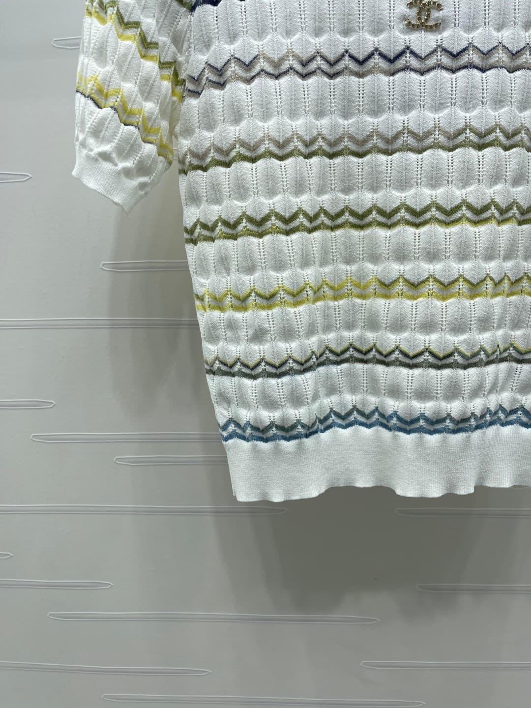 C18625 📣 New high-quality vintage/retro items from the latest CHANE* 2026 spring collection! Stripe round-neck knitted short sleeves! Made with imported yarn for comfort and breathability. Round-neck knitted shorts with open hook stitches, double C logo e — image 5