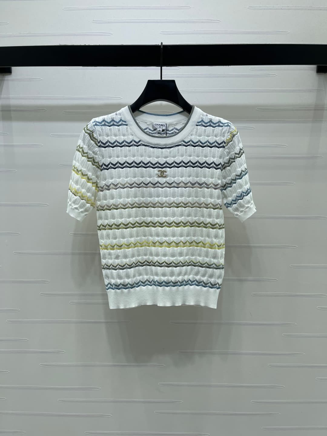 C18625 📣 New high-quality vintage/retro items from the latest CHANE* 2026 spring collection! Stripe round-neck knitted short sleeves! Made with imported yarn for comfort and breathability. Round-neck knitted shorts with open hook stitches, double C logo e — image 2