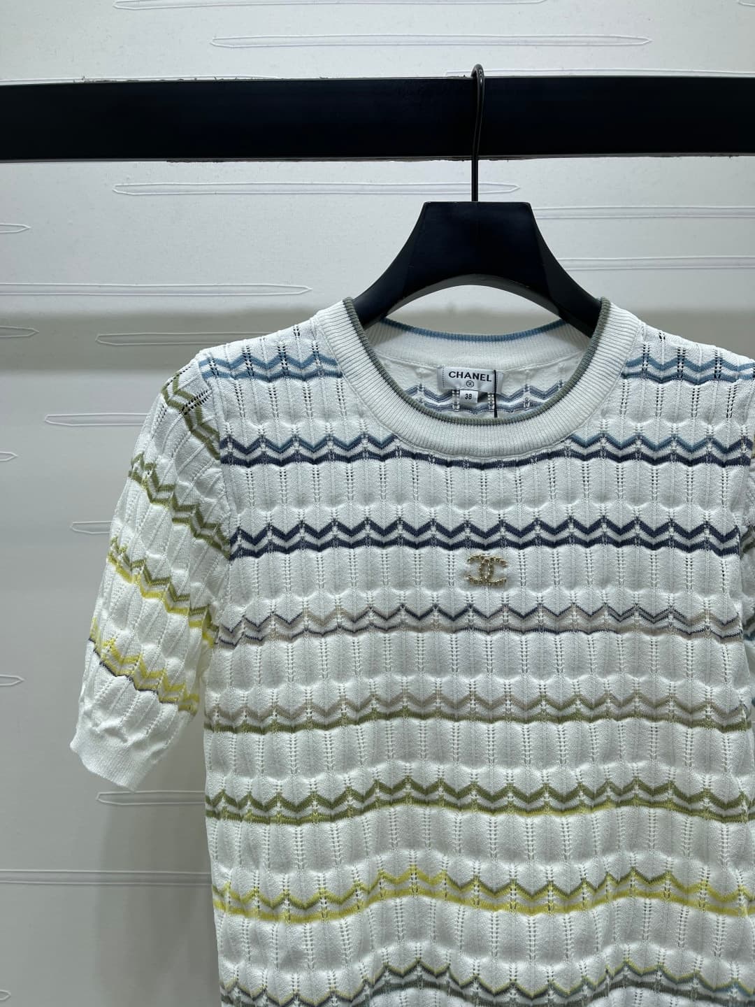 C18625 📣 New high-quality vintage/retro items from the latest CHANE* 2026 spring collection! Stripe round-neck knitted short sleeves! Made with imported yarn for comfort and breathability. Round-neck knitted shorts with open hook stitches, double C logo e — image 4