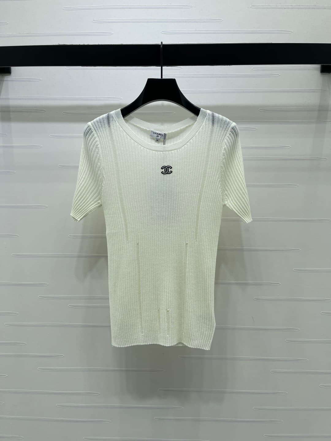C18497 📣 New high-end products from the latest collection! Round-neck open-knit short sleeves! Made from custom ice-woven yarn, offering a delicate texture and comfortable fit. The round-neck knitted shorts feature letter logos on the chest, highlighting  — image 2