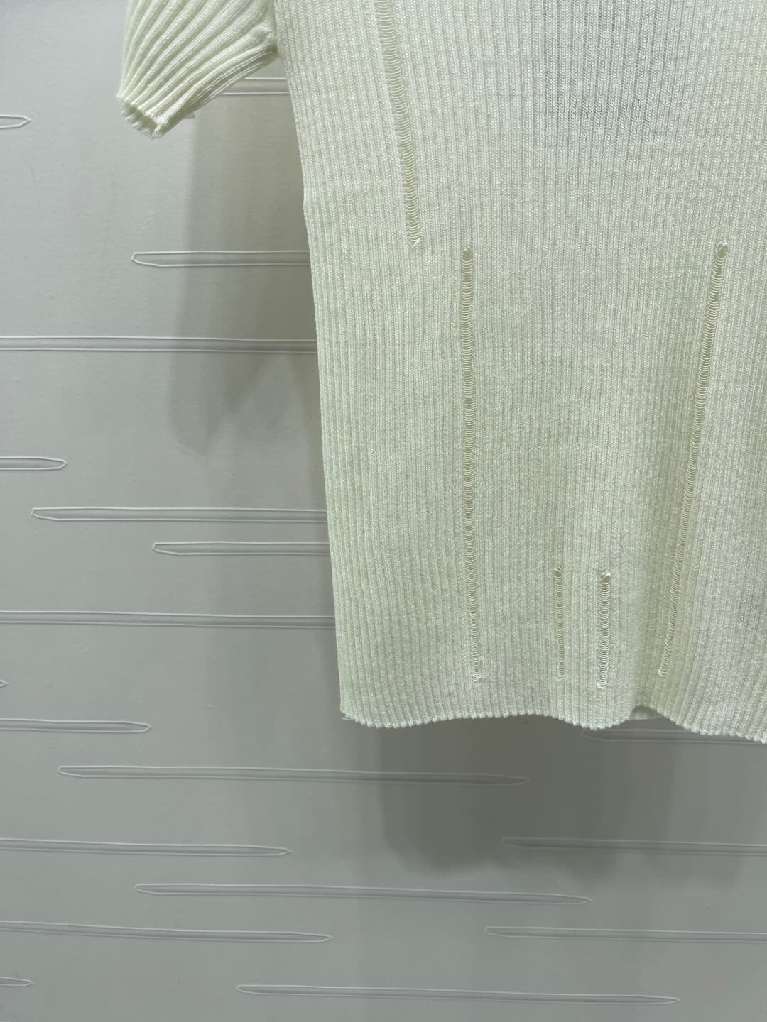 C18497 📣 New high-end products from the latest collection! Round-neck open-knit short sleeves! Made from custom ice-woven yarn, offering a delicate texture and comfortable fit. The round-neck knitted shorts feature letter logos on the chest, highlighting  — image 5