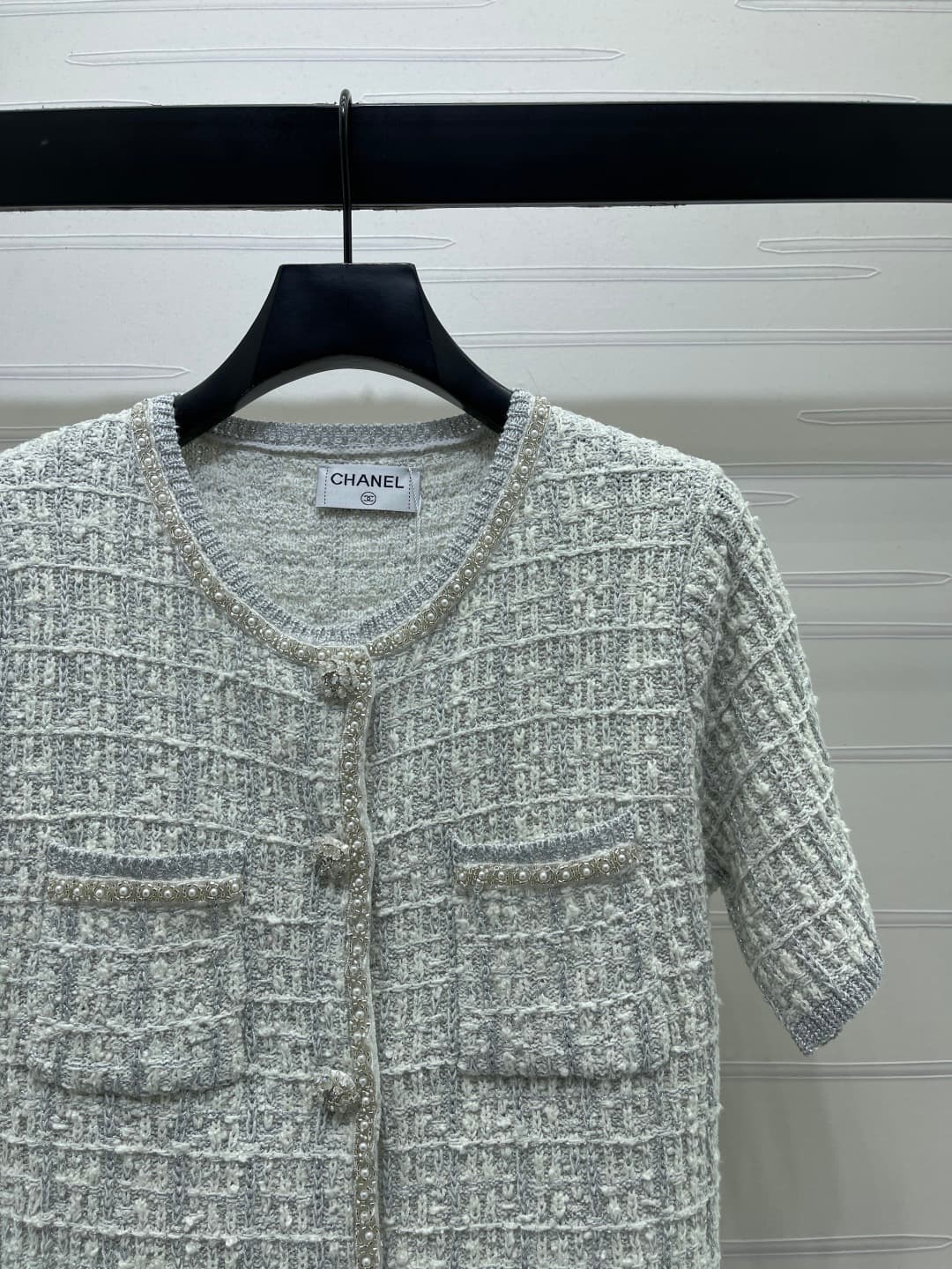 C18604 📣 New high-end collection CHANE* 2026 – the latest spring series! Round neck short-sleeve sweater! Custom imported knitted material, comfortable and soft with excellent texture. The round neck and sleeves extend to the front panel, with threaded th — image 3