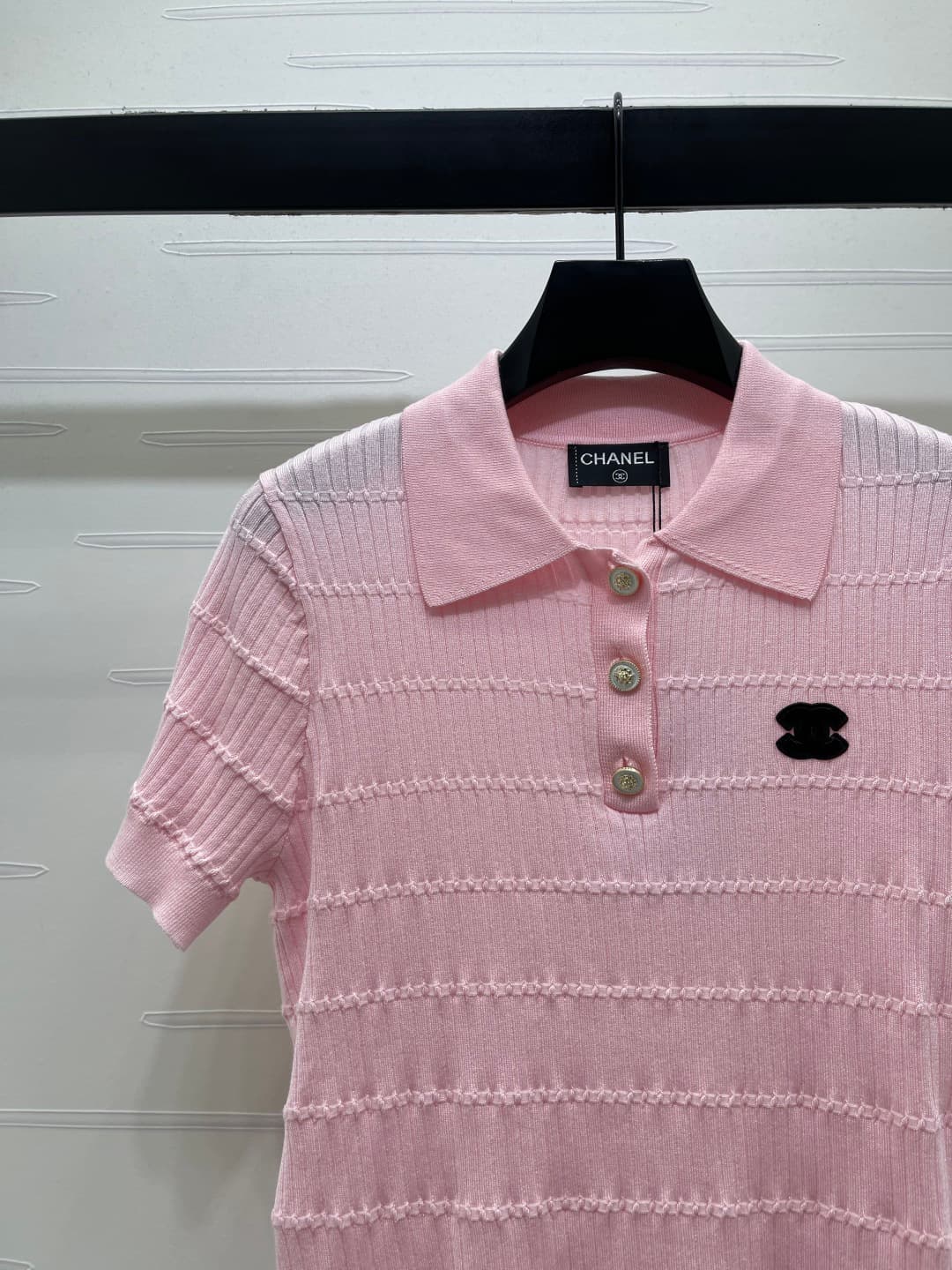 C18502 📣 New high-end collection Chane* 2026 – the latest spring series! Knit V-neck short sleeves! Crafted with custom silk-wool yarn for a premium and comfortable feel. V-neck and short-sleeve design; fine knitting throughout the body. Side letter logo  — image 3