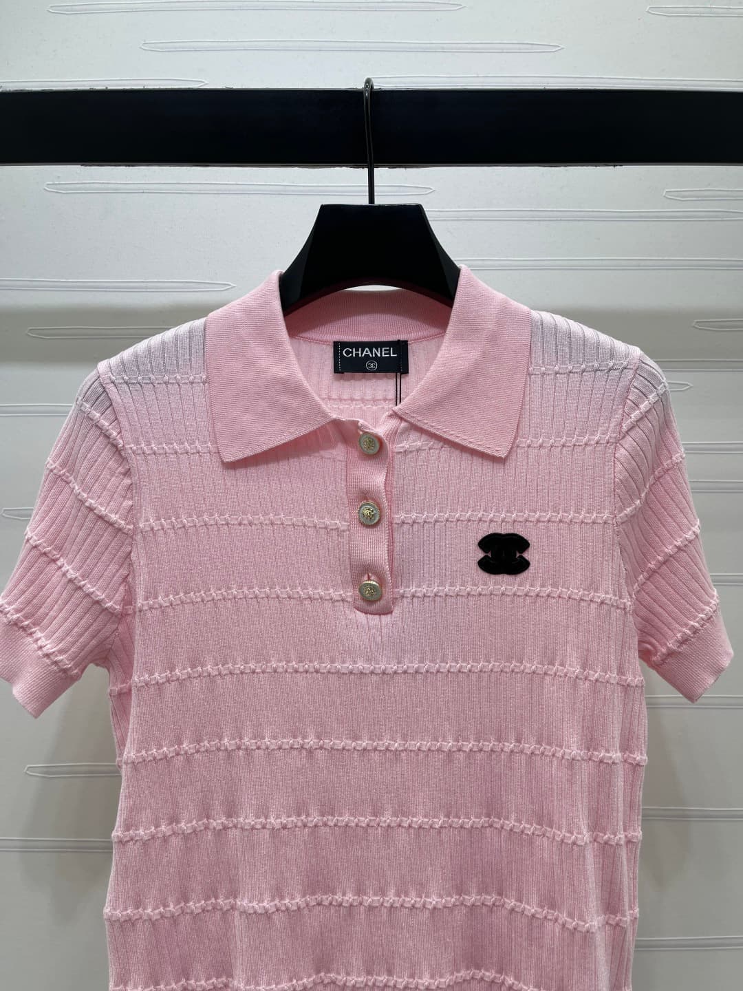C18502 📣 New high-end collection Chane* 2026 – the latest spring series! Knit V-neck short sleeves! Crafted with custom silk-wool yarn for a premium and comfortable feel. V-neck and short-sleeve design; fine knitting throughout the body. Side letter logo  — image 4