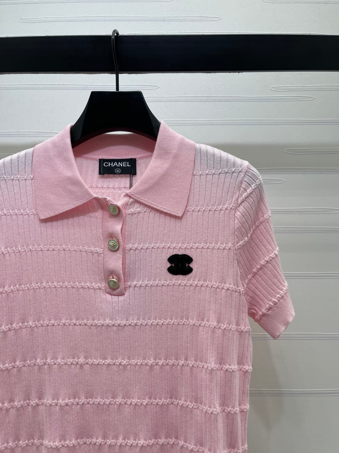 C18502 📣 New high-end collection Chane* 2026 – the latest spring series! Knit V-neck short sleeves! Crafted with custom silk-wool yarn for a premium and comfortable feel. V-neck and short-sleeve design; fine knitting throughout the body. Side letter logo  — image 2
