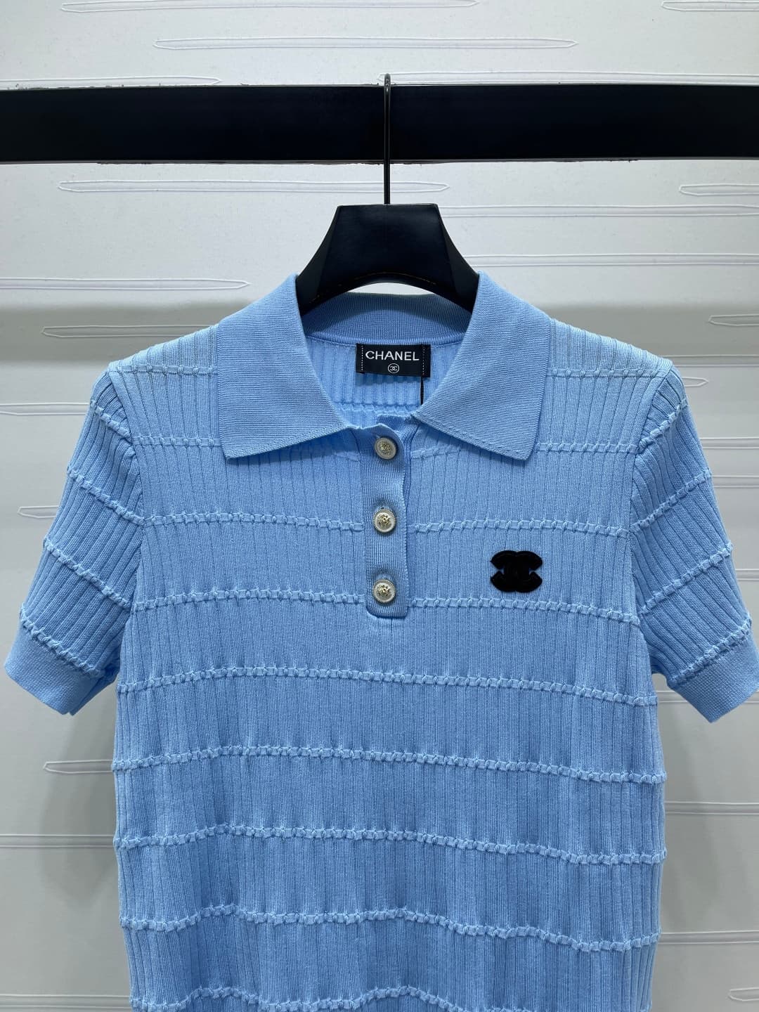 C18503 📣 New high-end collection Chane* 2026 – the latest spring series! Knit V-neck short sleeves! Made from custom silk and wool yarn for a premium and comfortable feel. V-neck and short-sleeve design with fine knitting texture. Single-side logo pattern — image 4