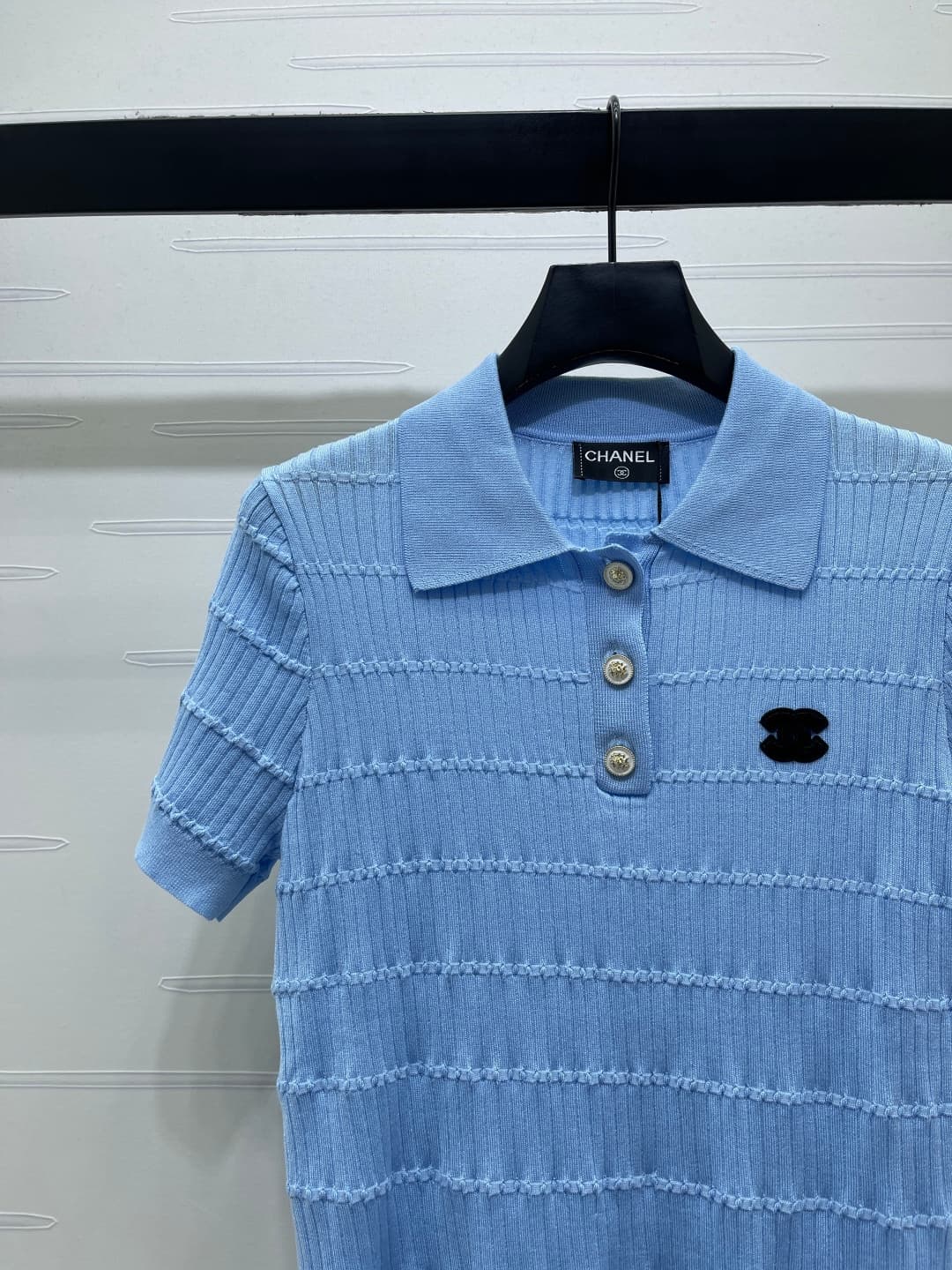 C18503 📣 New high-end collection Chane* 2026 – the latest spring series! Knit V-neck short sleeves! Made from custom silk and wool yarn for a premium and comfortable feel. V-neck and short-sleeve design with fine knitting texture. Single-side logo pattern — image 3