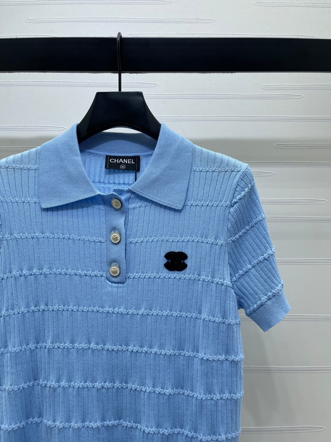 C18503 📣 New high-end collection Chane* 2026 – the latest spring series! Knit V-neck short sleeves! Made from custom silk and wool yarn for a premium and comfortable feel. V-neck and short-sleeve design with fine knitting texture. Single-side logo pattern — image 2