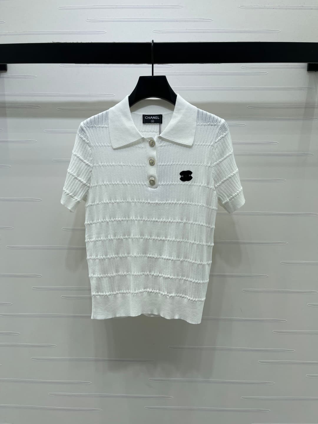 C18504 📣 New high-end collection Chane* 2026 – the latest spring series! Knit V-neck short sleeves! Made from custom silk and wool yarn for a premium and comfortable feel. V-neck and short-sleeve design with fine knitting texture. Single-side logo pattern — image 2