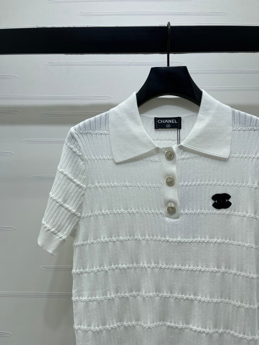 C18504 📣 New high-end collection Chane* 2026 – the latest spring series! Knit V-neck short sleeves! Made from custom silk and wool yarn for a premium and comfortable feel. V-neck and short-sleeve design with fine knitting texture. Single-side logo pattern — image 4